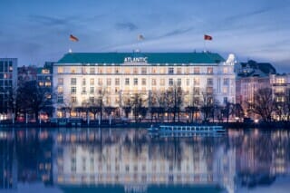 Hotel Atlantic Außenansicht auf das Weiße Schloss an der Alster während einer Winternacht