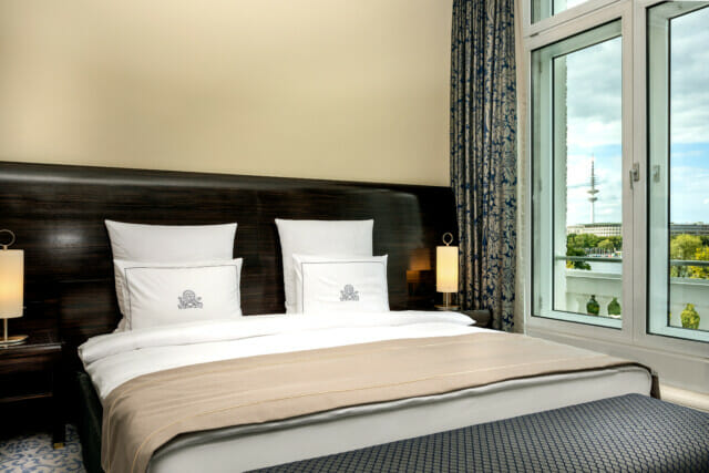 Hotel Atlantic King Size Bett mit Blick auf die Außenalster und Fernsehturm