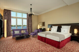 Hotel Atlantic Rot-lila gehaltenes Deluxe Zimmer mit Alsterblick