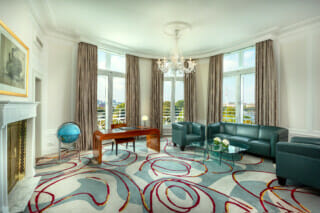 Hotel Atlantic Wohnzimmer der Präsidentensuite mit schönem Blick auf die Außenalster