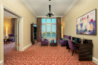 Hotel Atlantic Einblicke in die rote Superior Suite mit Alsterblick
