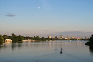 Hotel Atlantic Zwei Standup-Padler auf der Außenalster bei Sonnenuntergang