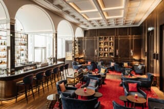 Hotel Atlantic Ansicht des Bar-Interieurs von der Empore aus, mit Überblick über Sitzbereiche und Bartresen