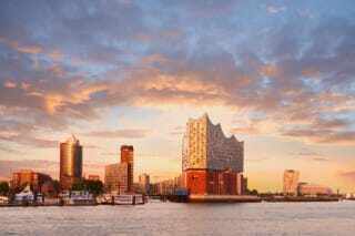 Sonnenuntergangsblick über die Elbe mit der Elbphilharmonie im Hintergrund.