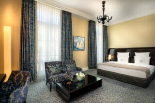 Einblick in ein Deluxe Zimmer mit Kingsize Bett