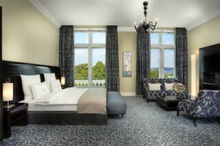 Frontale Ansicht in ein blaues Deluxe Zimmer mit Blick auf die Alster