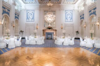 Festlich eingedeckte Tische im Großen Festsaal des Hotel Atlantic Hamburg. Kandelaber und Blumen schmücken die Tischmitte. Im Vordergrund ist eine große Parketttanzfläche auszumachen.