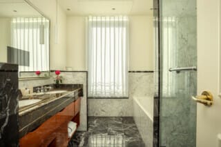 Badezimmer der Präsidentsuite mit Tageslicht