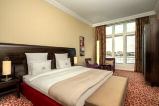 Schlafzimmer der Superior Suite mit Alsterblick