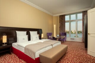 Schlafzimmer der roten Superior Suite