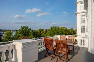 Balkon der 217 mit Sitzgelegenheit und Blick auf die Außenalster