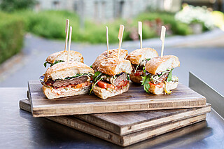 Falkenstein Grand Frisch zubereitete Brioche-Bun-Beef-Burger für ein Picknick im Park.